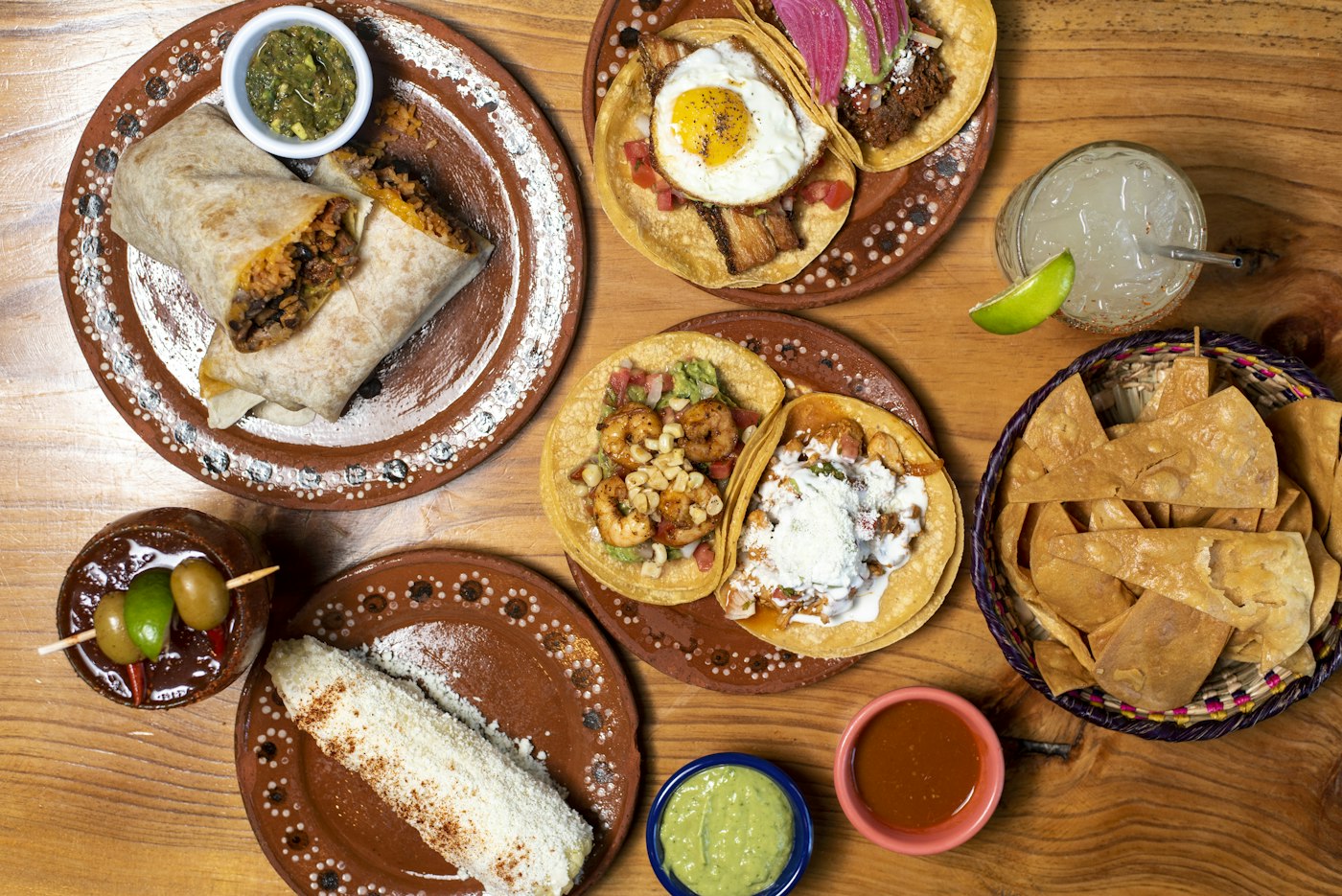 Mesa con platillos tradicionales mexicanos